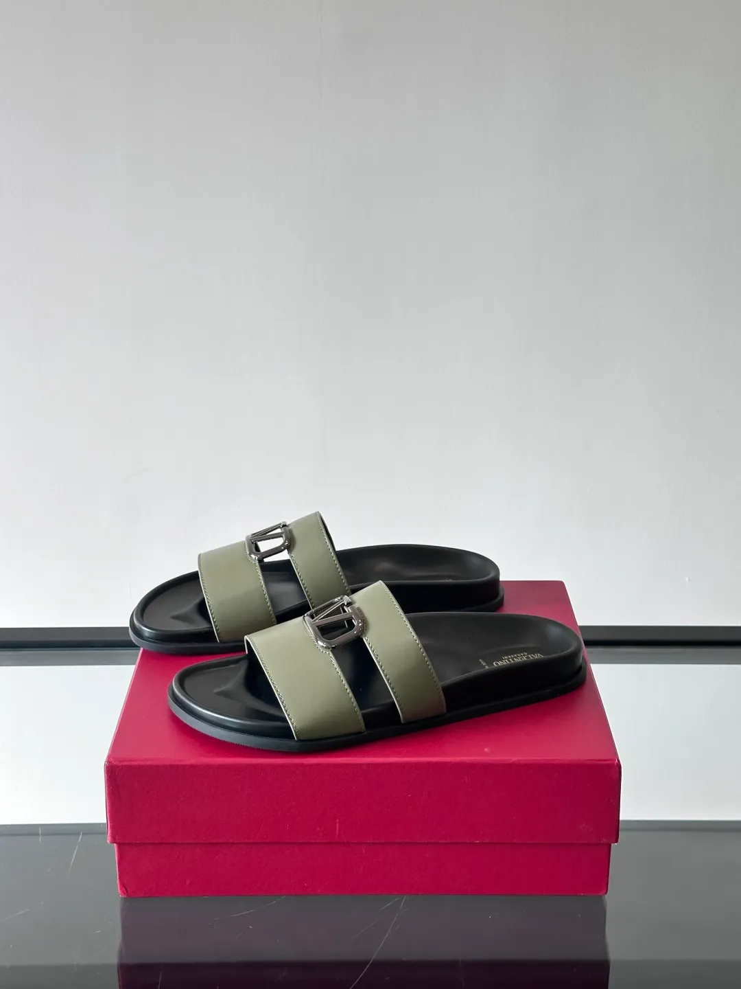 Men's shoes 💰p320 "VALENTINO" Valentino Men's 🧍‍♂️ Spring and summer new style metal rivet flat slippers, elegant sandals, the same style worn by celebrities, original molding, imported calfskin. Rubber outsole. Soft and durable, full set of counter packaging size: 39-44 (customized at 38.45.46)
